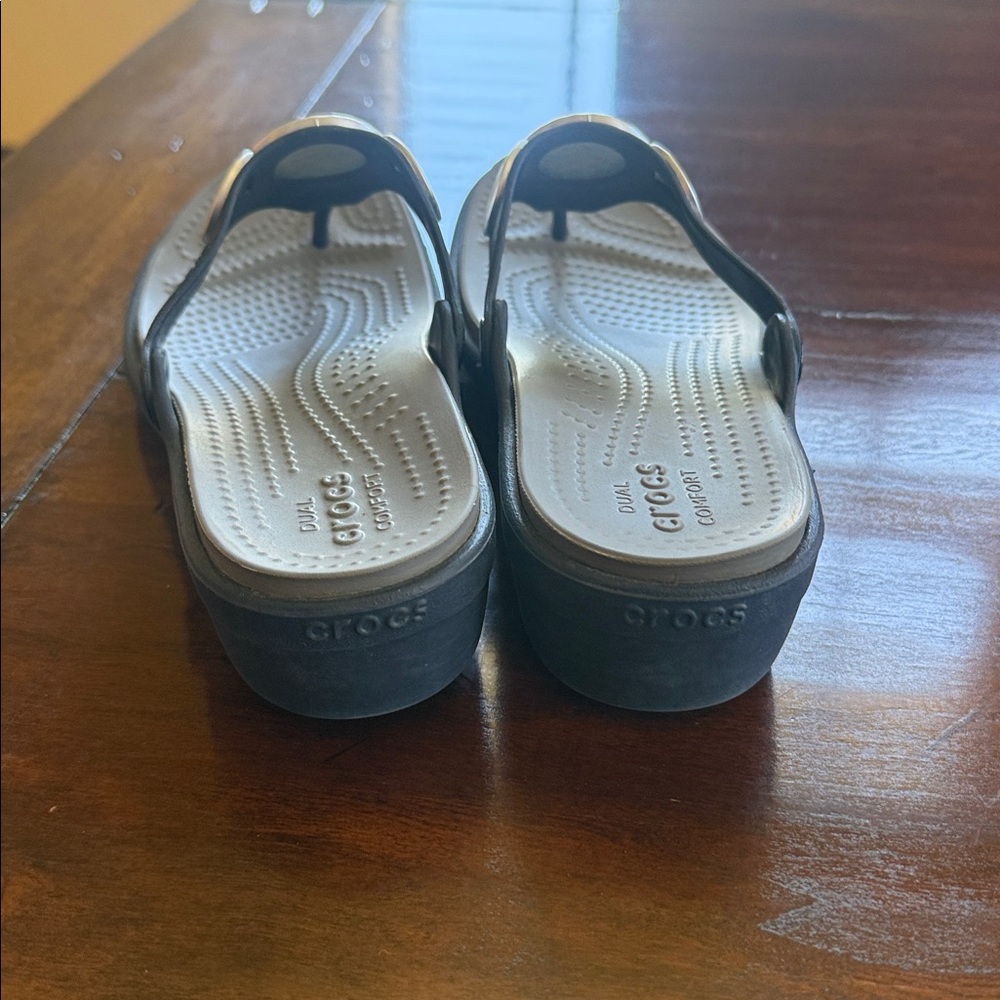 Crocs Sanrah Hammered Metallic Flip Wedge Sandal Navy Blue Silver Size 8 - Picture 2 of 6